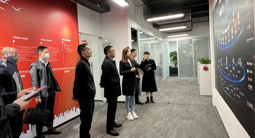 成都市青羊区副区长龚昌华一行领导莅临龙8头号玩家集团四川公司调研指导
