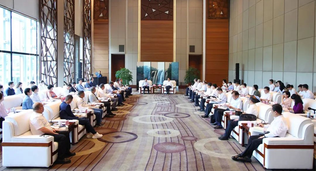 贵州省委书记徐麟会见新沪商企业家代表团一行，董事长李贤威受邀参与座谈
