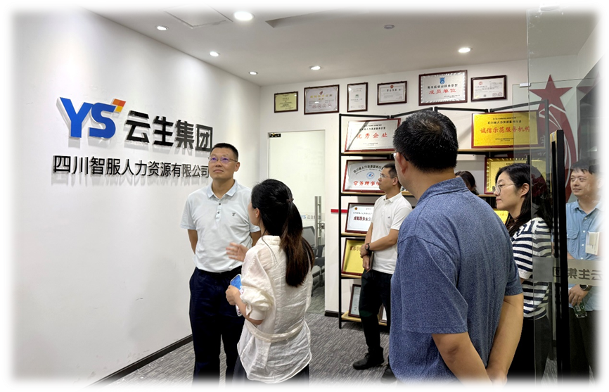 成都市青羊区人民政府党组成员、副区长古春一行莅临龙8头号玩家集团四川公司走访调研